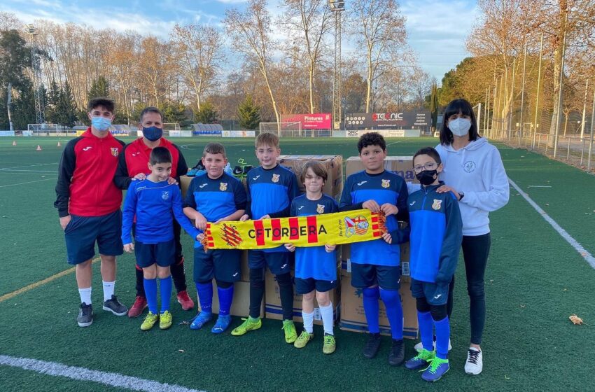 El CF Tordera dona caixes de sabates a la Fundació Alcàntara